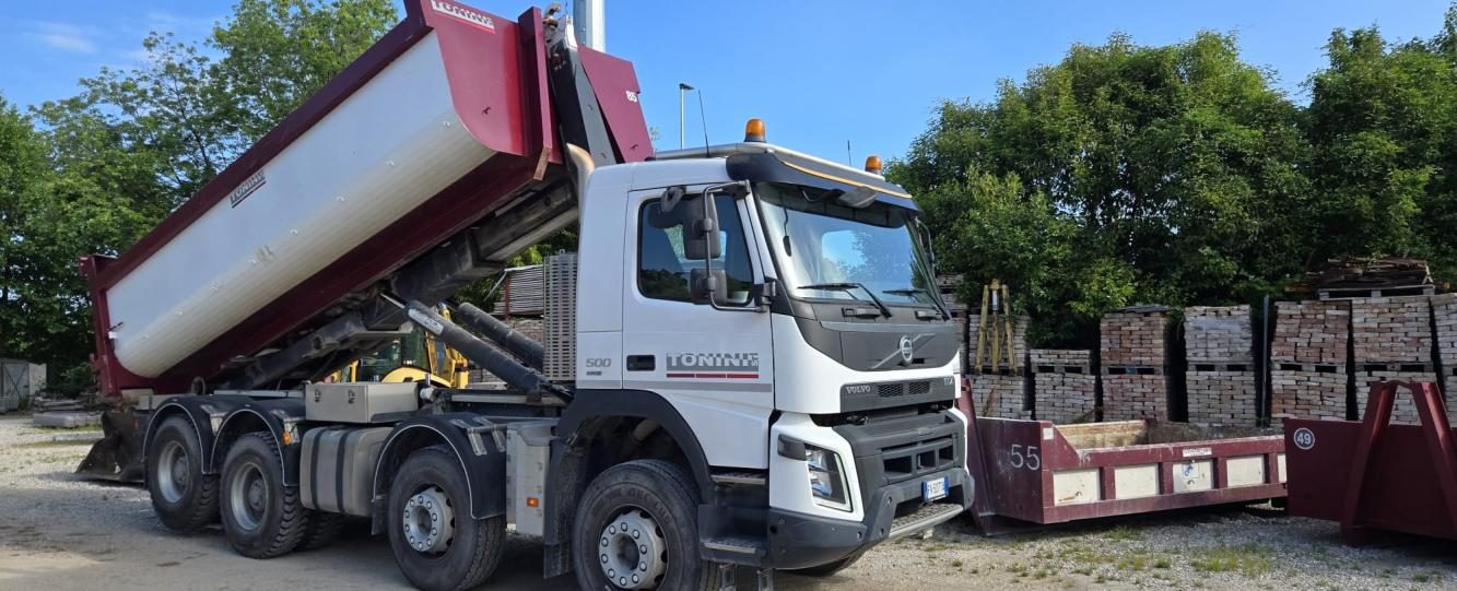 Camion scarrabile Volvo di Tonini Srl con cassone